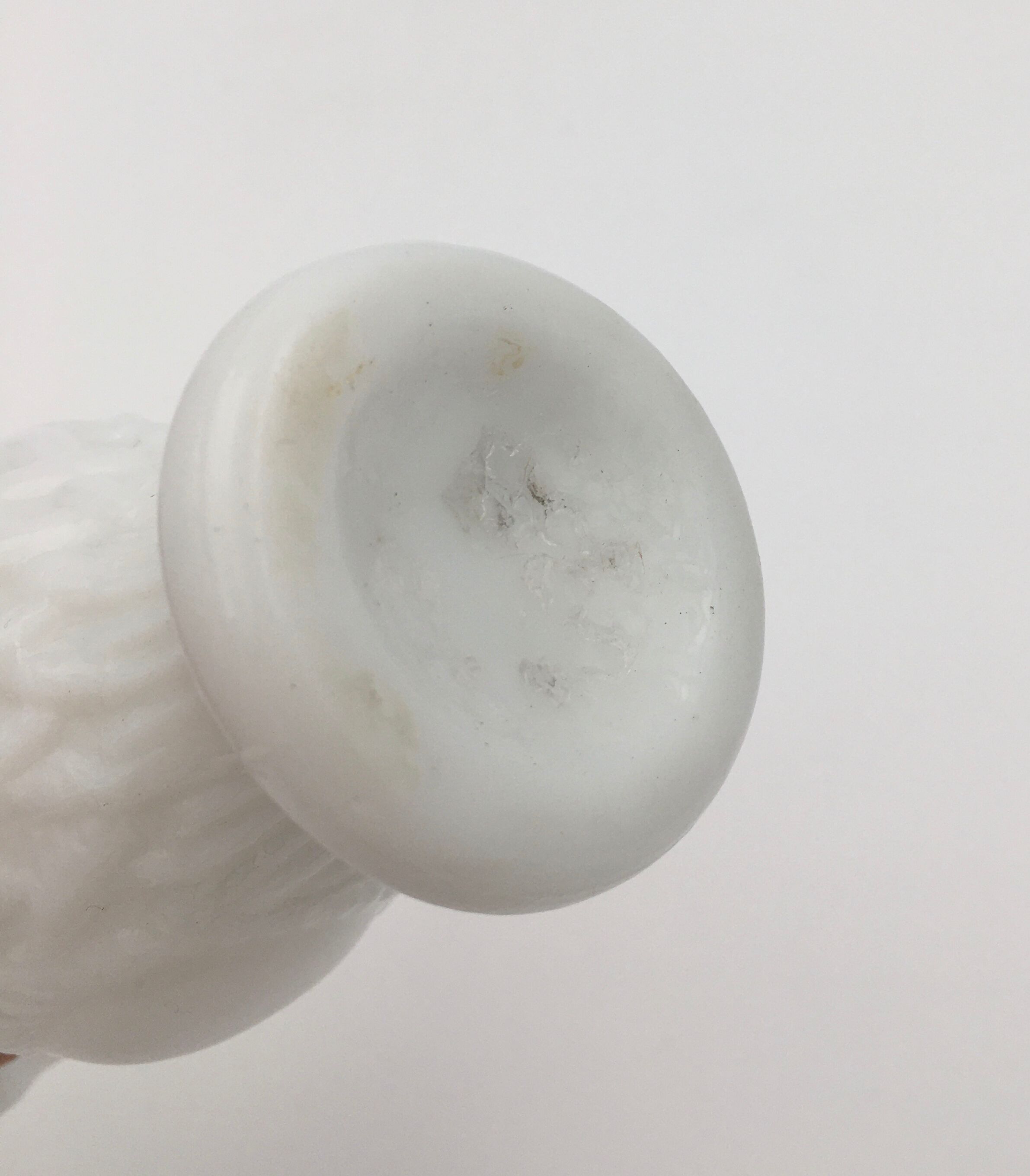 Vase ancien en opaline de foire, blanc, col corolle et décor médaillon 1900