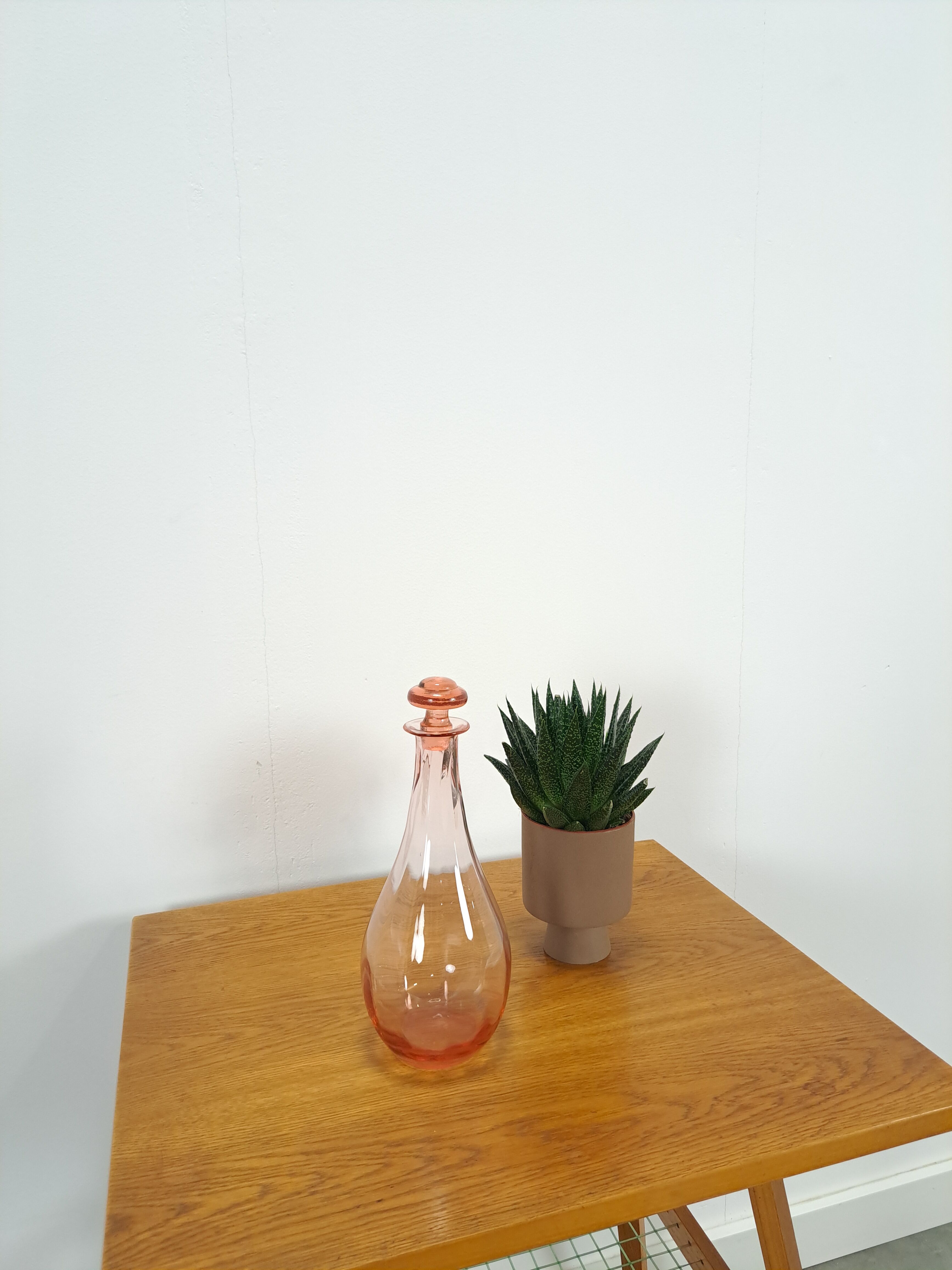 Carafe en verre rose vintage