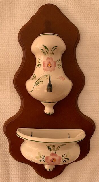 Green and pink water fountain