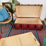 Coffre de voyage ancien en cuir bordeaux