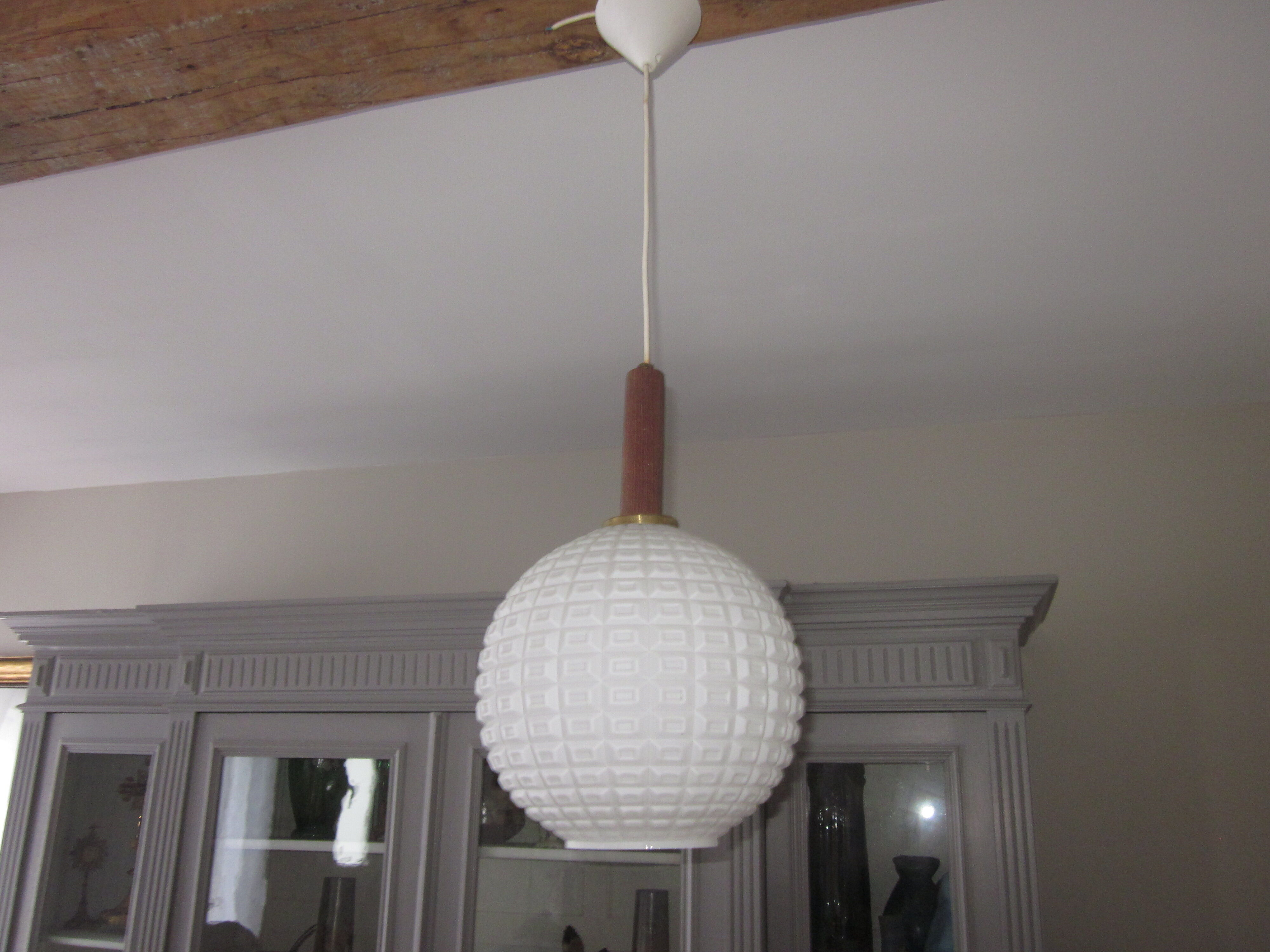Scandinavian suspension in opaline and teak