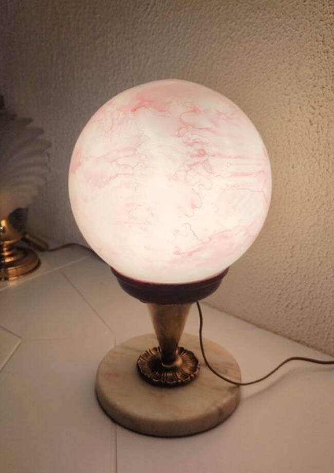 Lampe pied en marbre et globe effet marbré rose vintage 1970