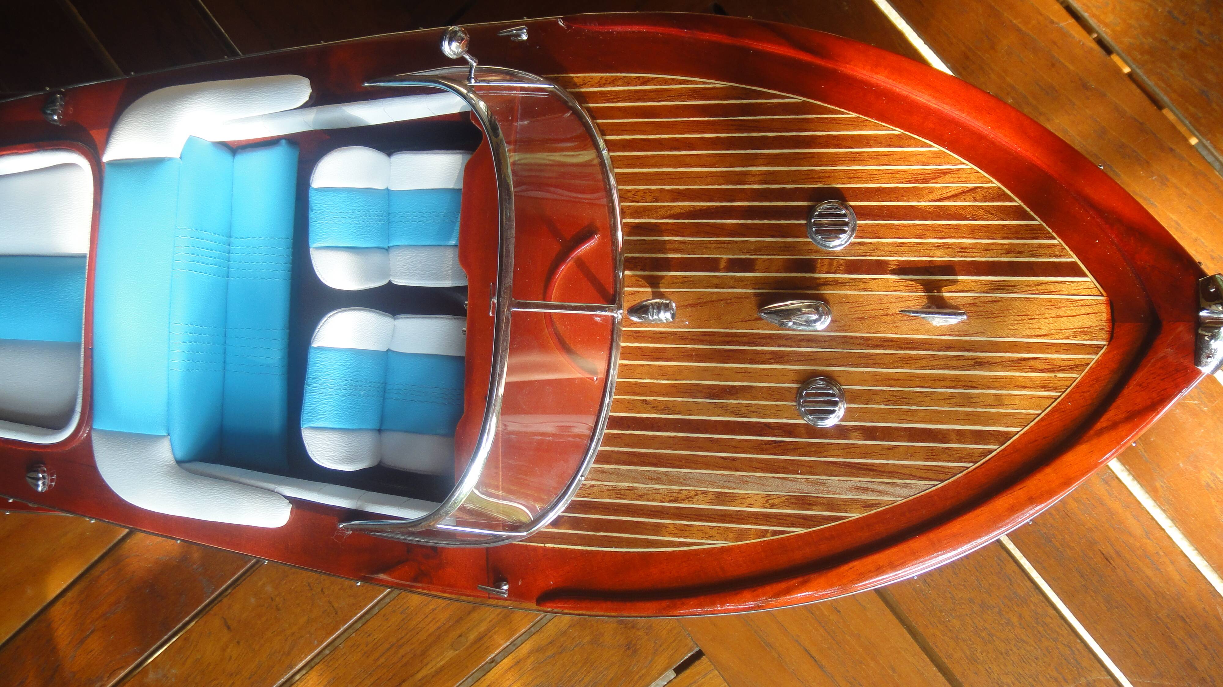 Model boat Riva Aquarama 63 cm