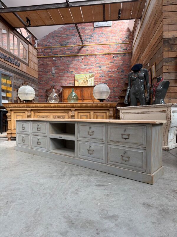 Ancien meuble d’atelier transformé en meuble télé