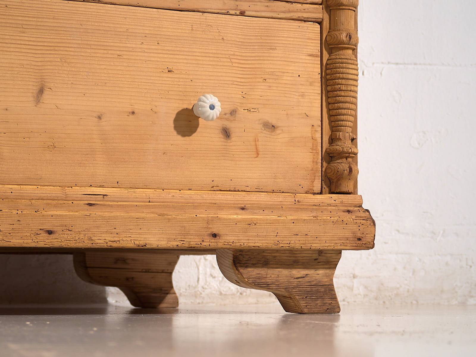 Antique bedroom chest of drawers (circa 1920)