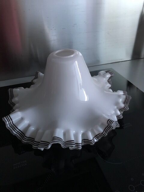 Lampshade in white porcelain bordered navy blue
