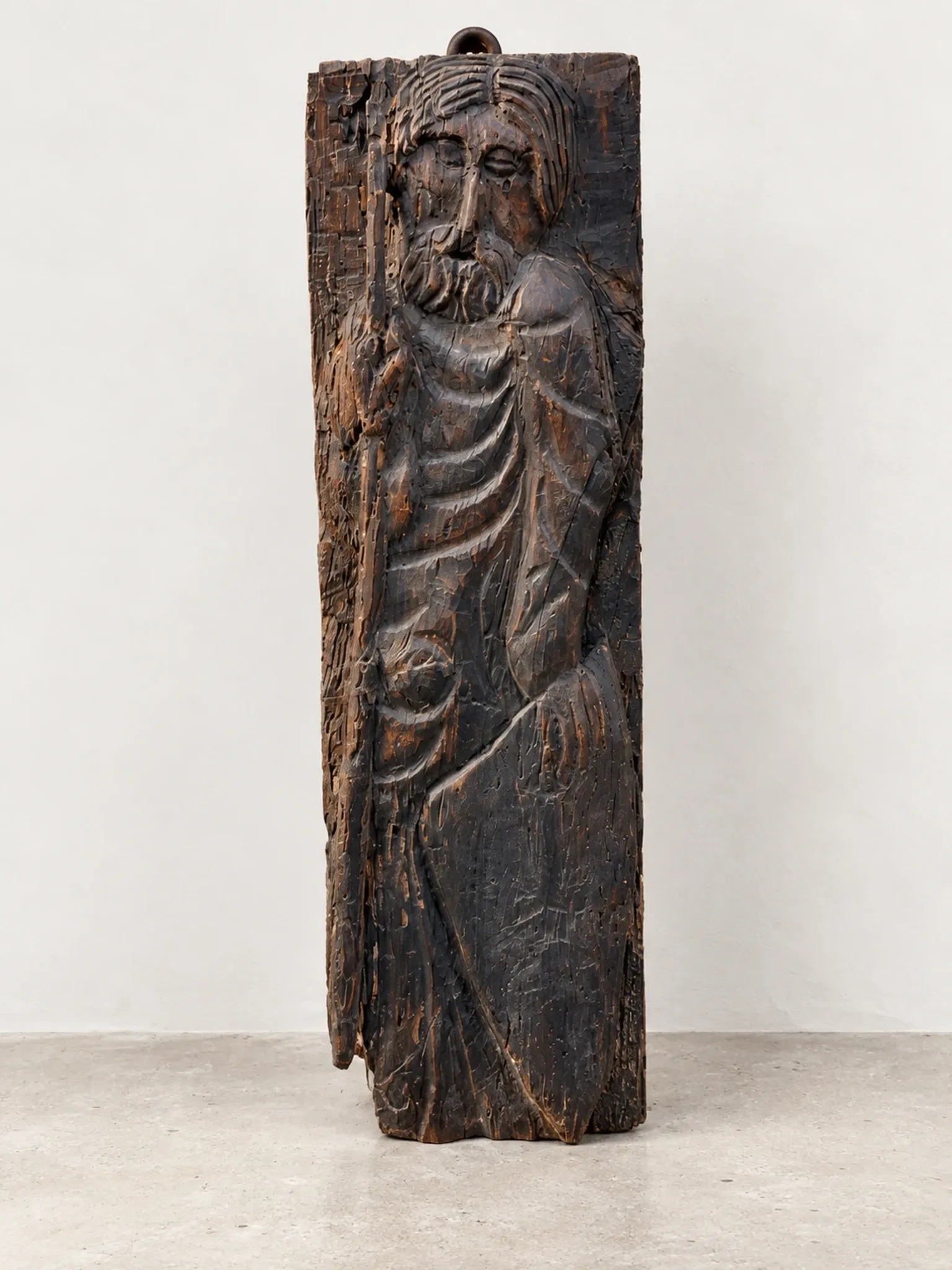 Ancien panneau sculpté en bois – Personnage religieux en bas-relief