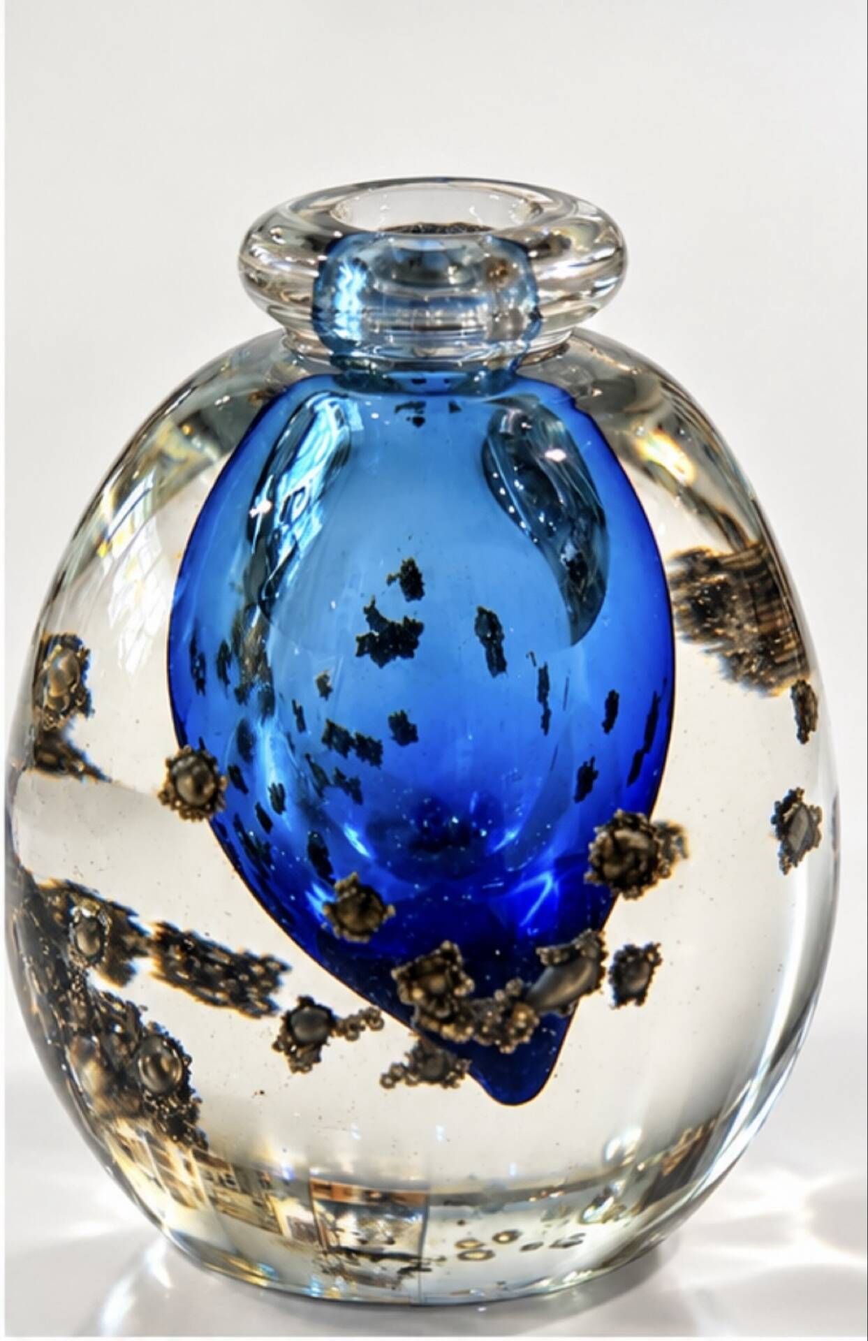 Art glass bottle signed Didier SABA, with cobalt blue decoration and inclusions.