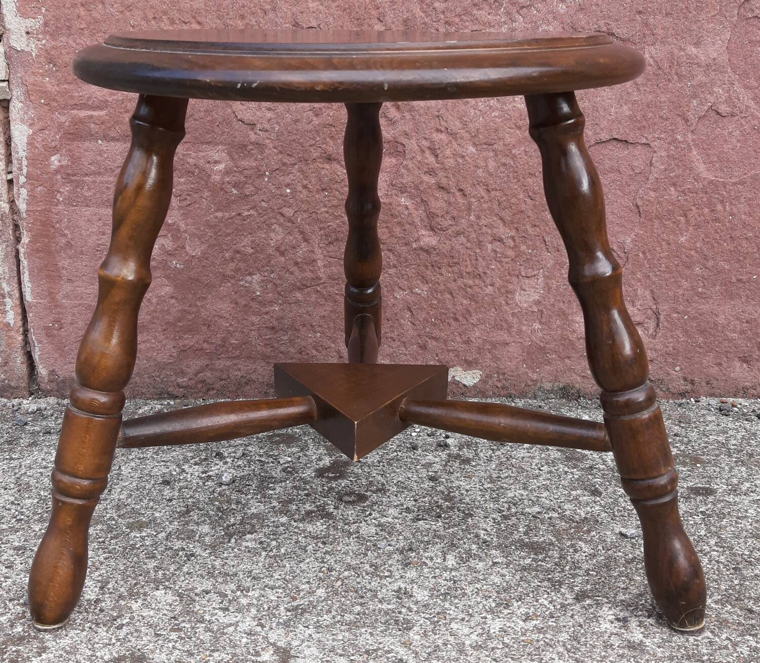 Tabouret bas tripode en bois.