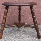 Tabouret bas tripode en bois.