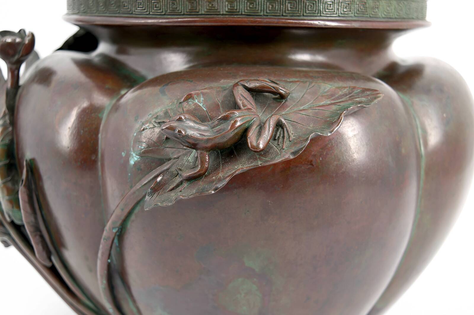 Exceptional planter / cache-pot in patinated Japanese bronze circa 1880.