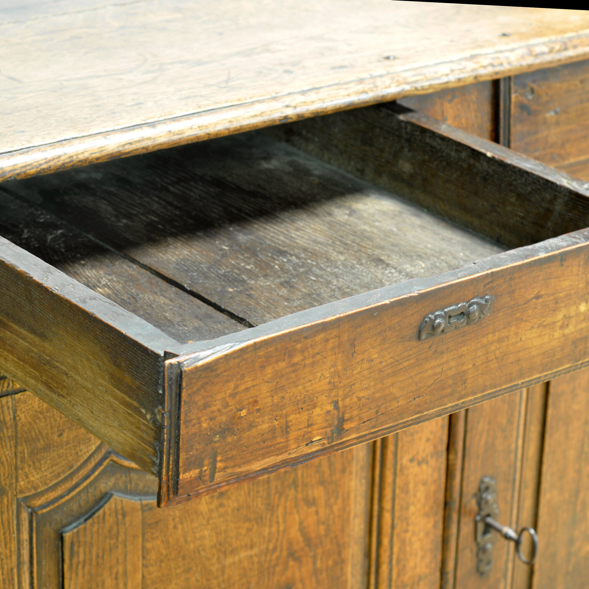 Cabinet en chêne Louis XV, vers 1750