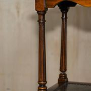 Étagère bibliothèque Theodore Alexander bois massif cuir embossé