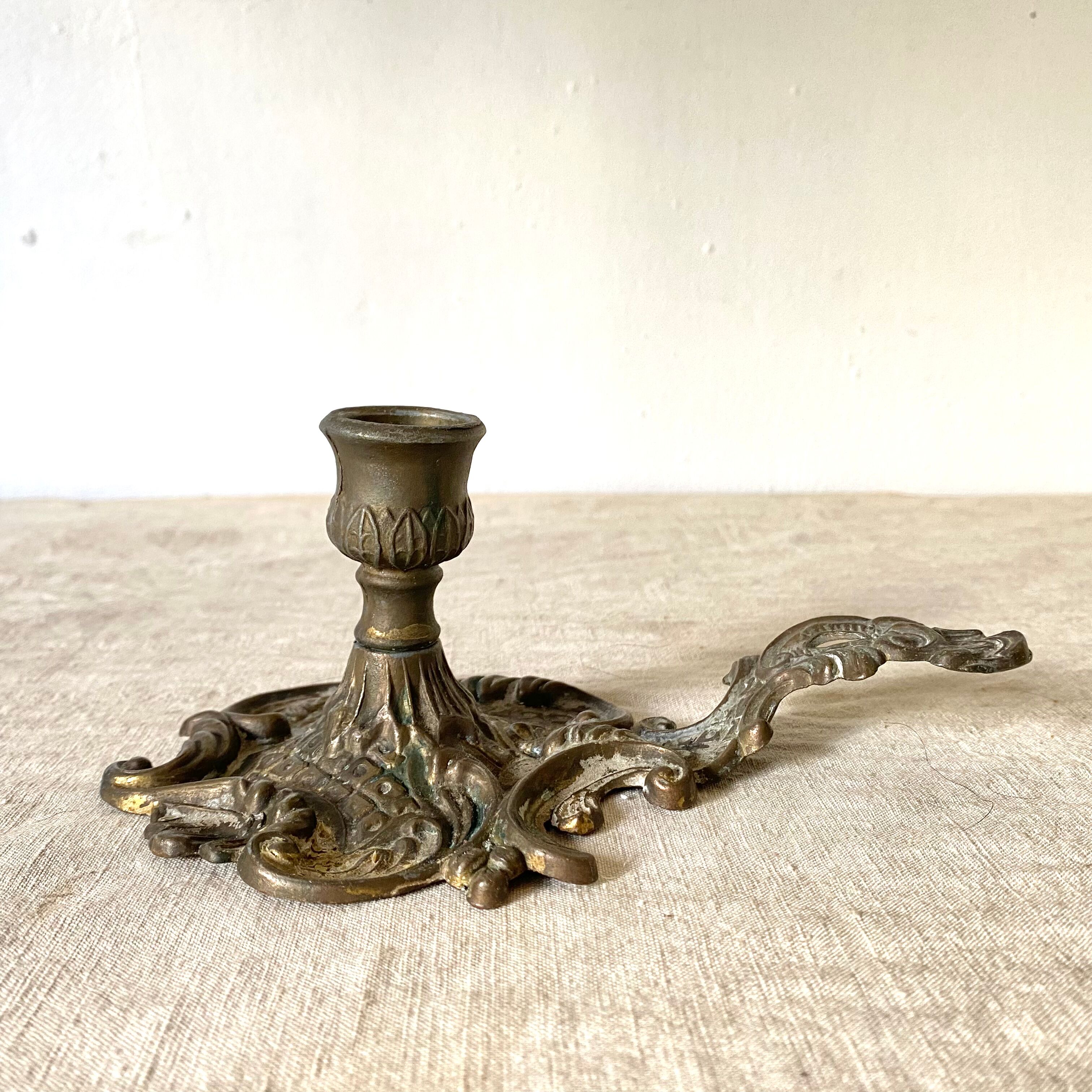 Antique style thumb candle holder