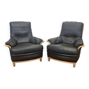 Paire de fauteuils en cuir et hêtre des années 1970