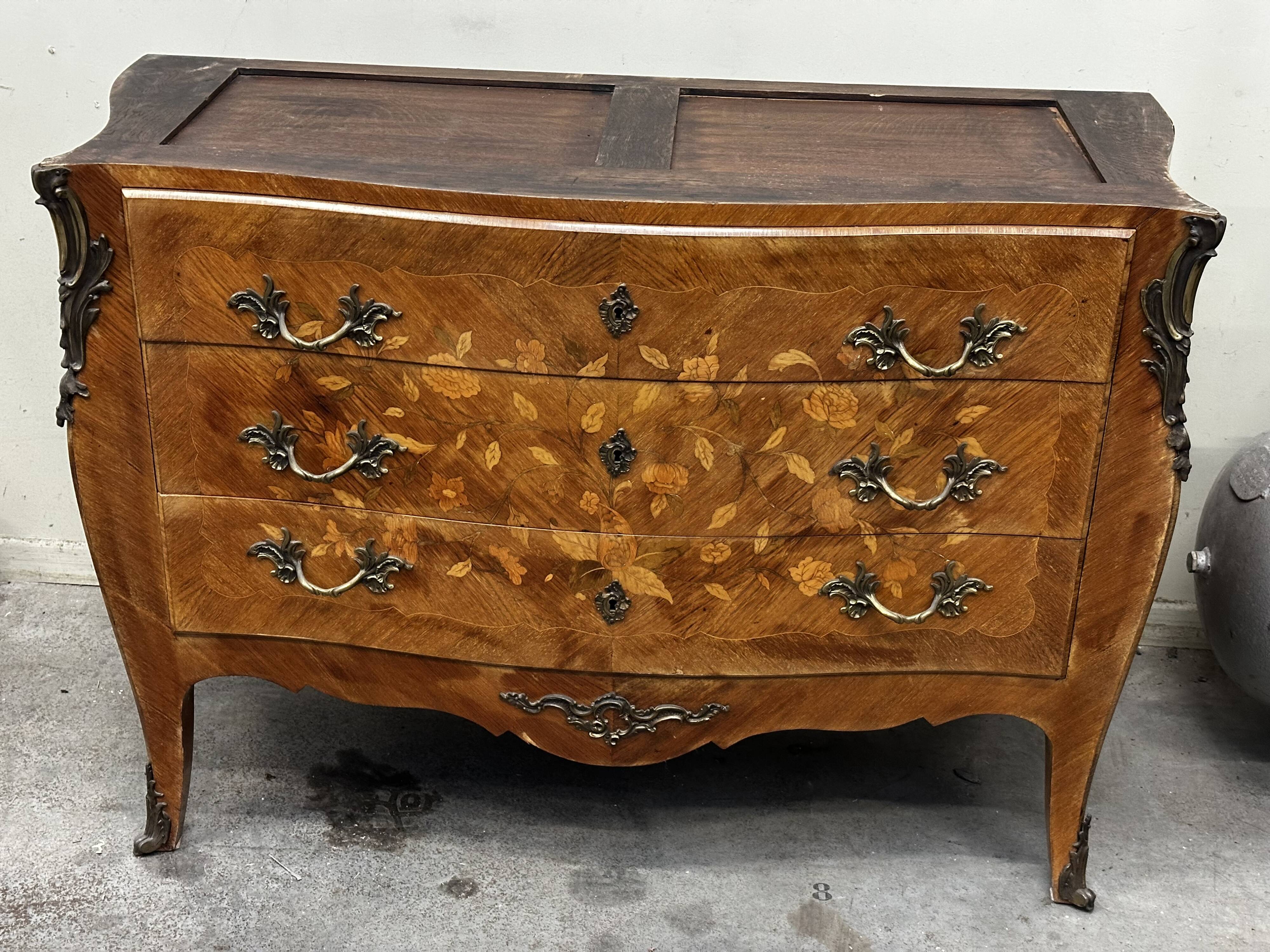 Curved and inlaid chest of drawers, Louis XV style, late 19th-early 20th century