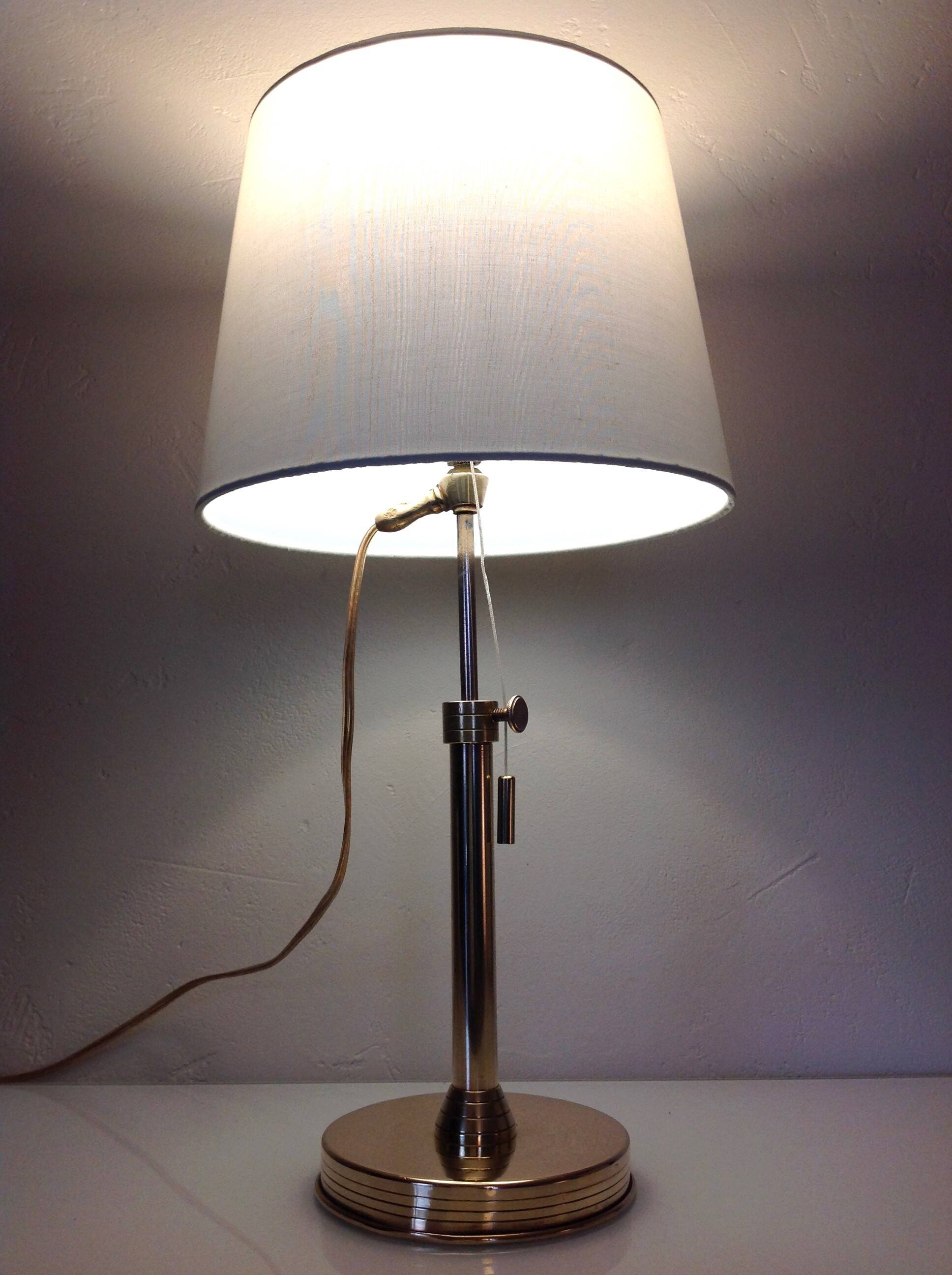 Lampe en laiton, abat-jour en tissu vert pastel, style art deco