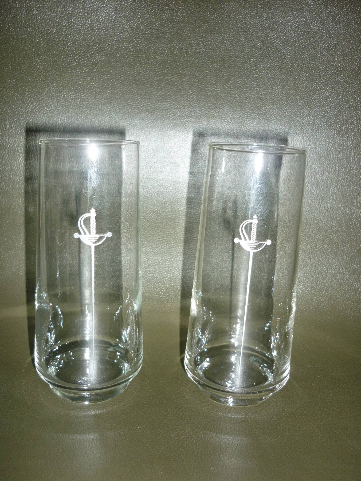 Lot de 2 verres avec épée gravée