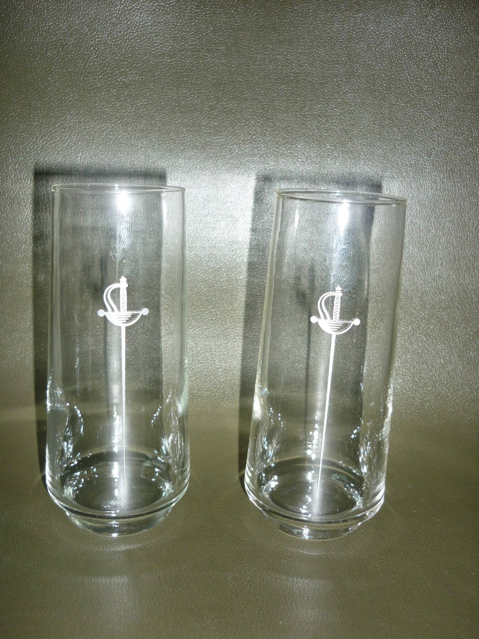 Lot de 2 verres avec épée gravée