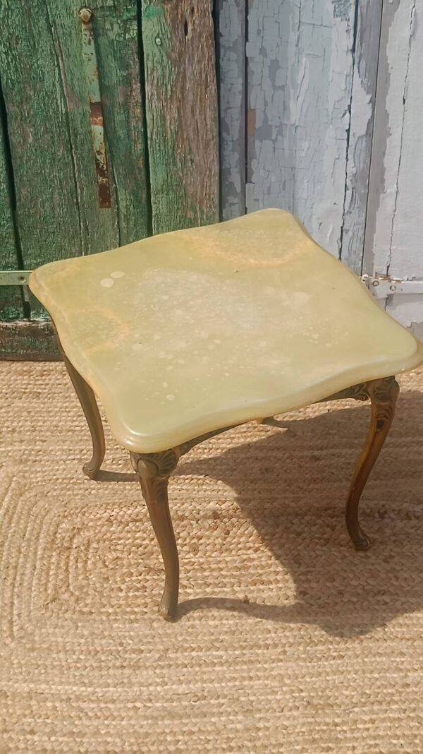 Table d’appoint vintage en laiton doré et plateau en onyx
