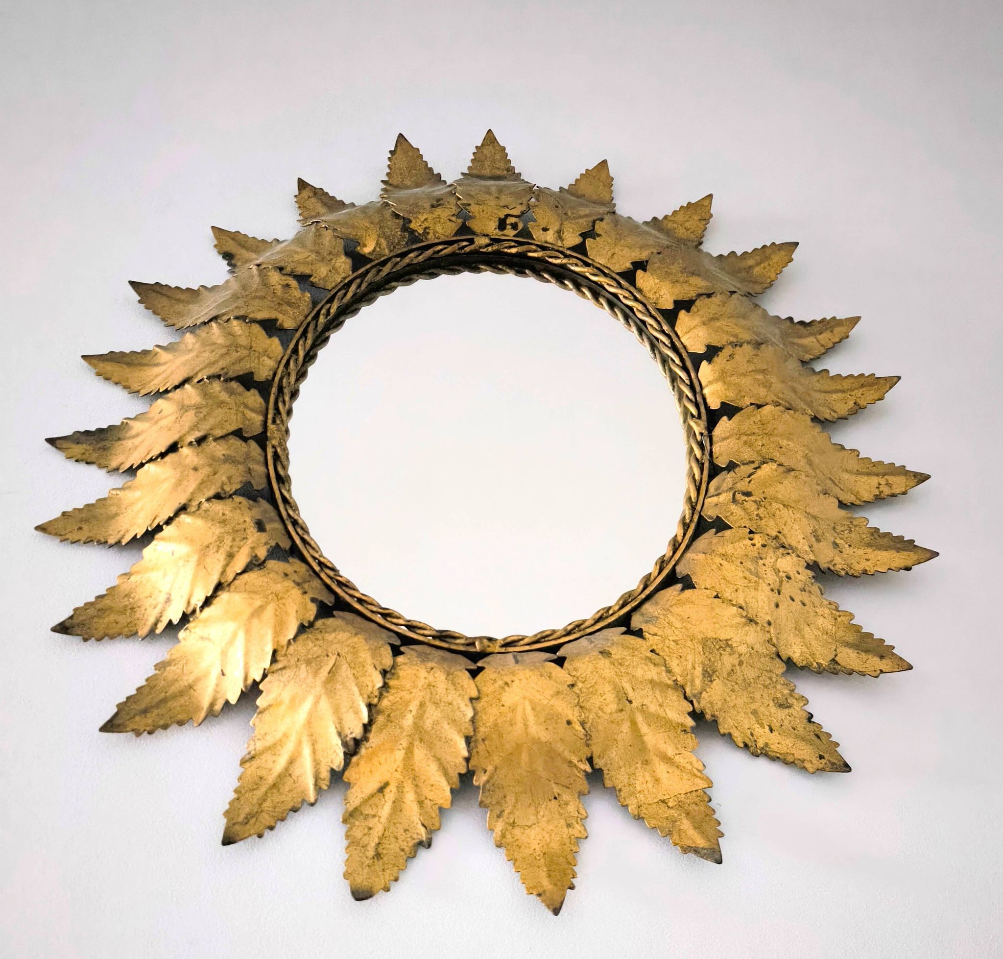 Miroir «Sun Mirror» espagnol des années 60, en métal doré.
