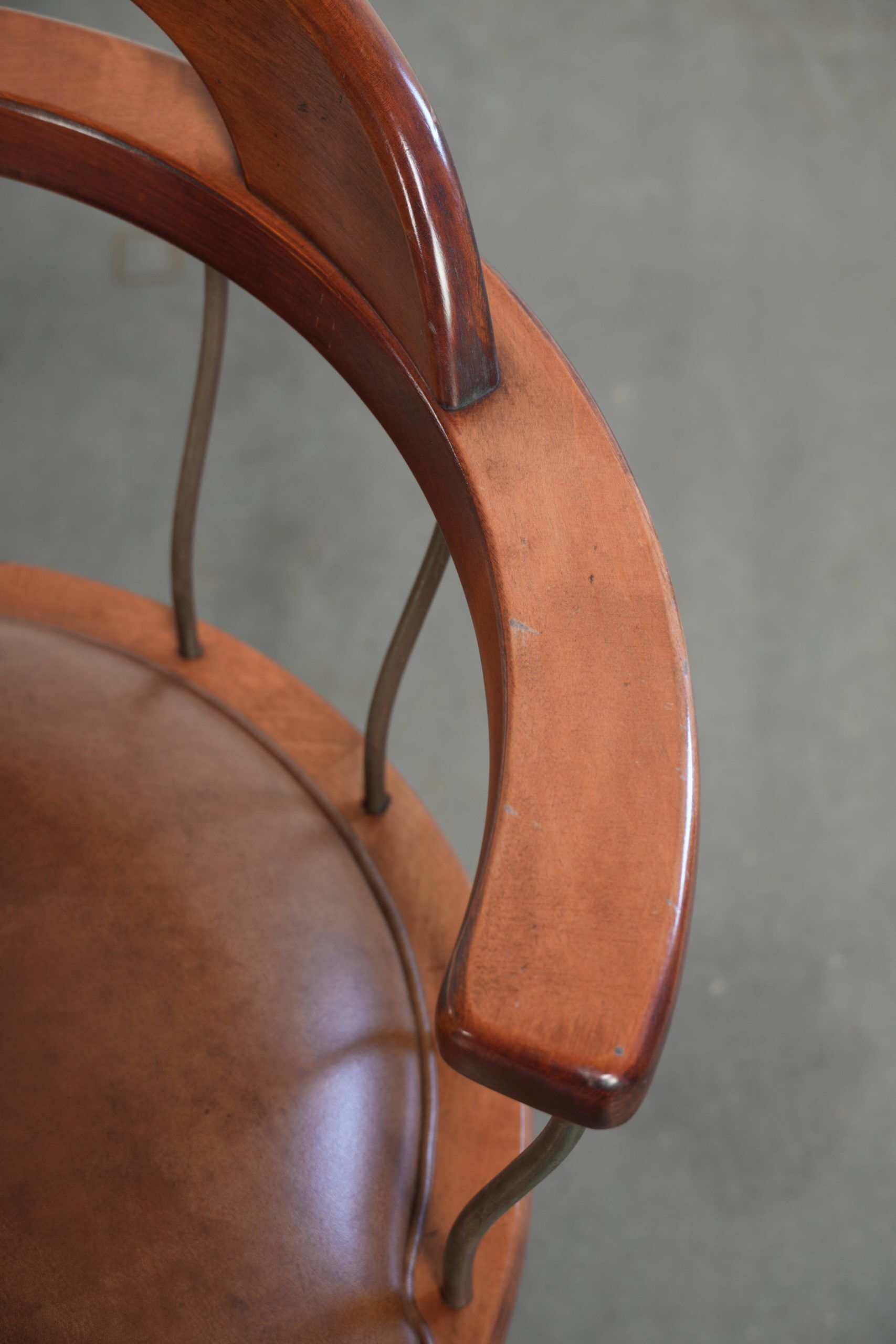 Ensemble de 3 chaises de bureau / de côté pivotantes avec un siège en cuir de vache couleur cognac.