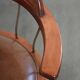 Ensemble de 3 chaises de bureau / de côté pivotantes avec un siège en cuir de vache couleur cognac.