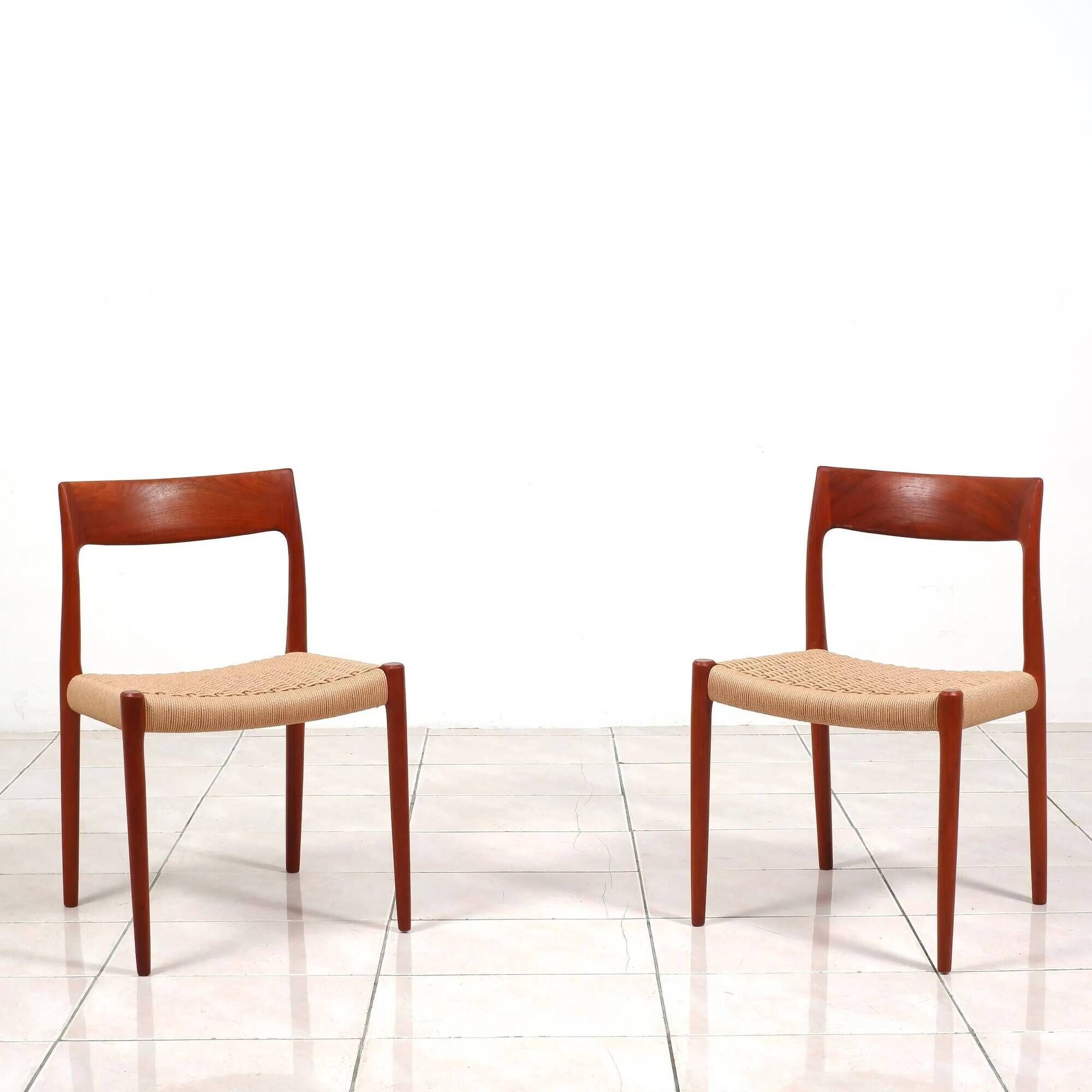 Ensemble de 2 chaises de salle à manger en teck « Modèle 77 » de Niels Moller, avec cordon de papier