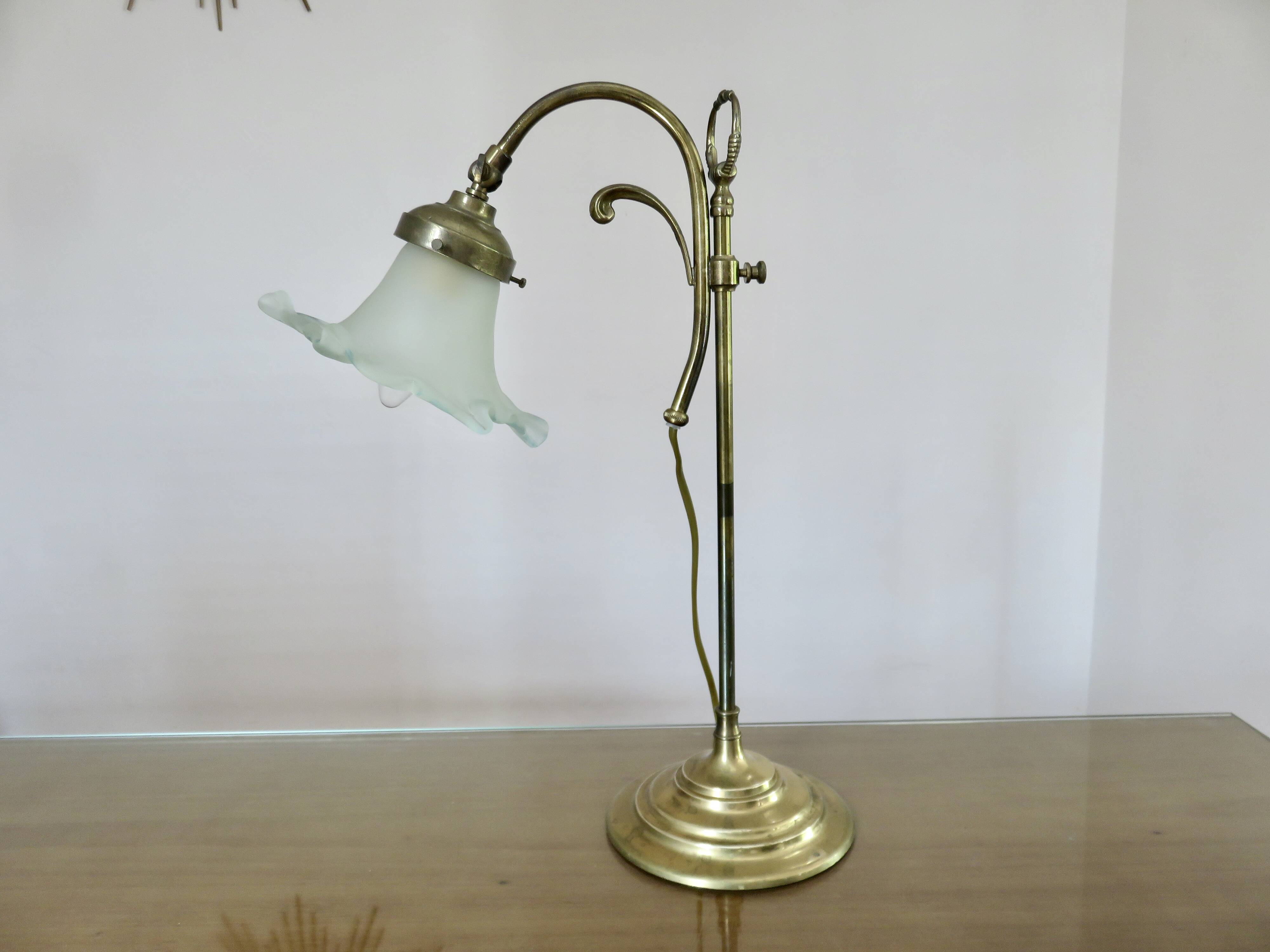 Art nouveau lamp in bronze and frosted glass tulip