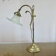 Art nouveau lamp in bronze and frosted glass tulip