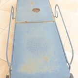 Chaise longue ancienne en fer forgé vintage à roulette en l’état à restaurer