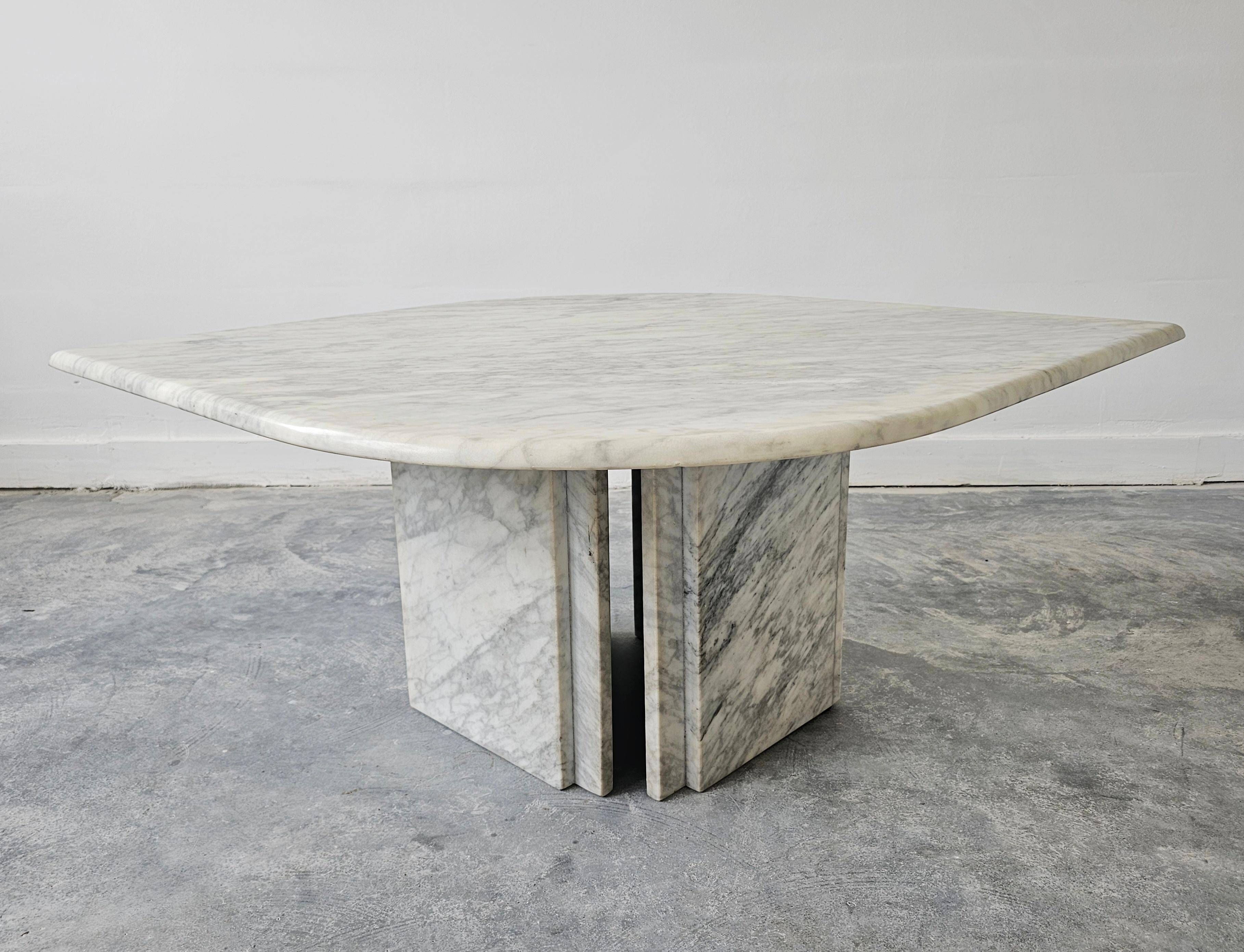 Postmodern coffee table cat's eye white Carrara marble Roche Bobois style