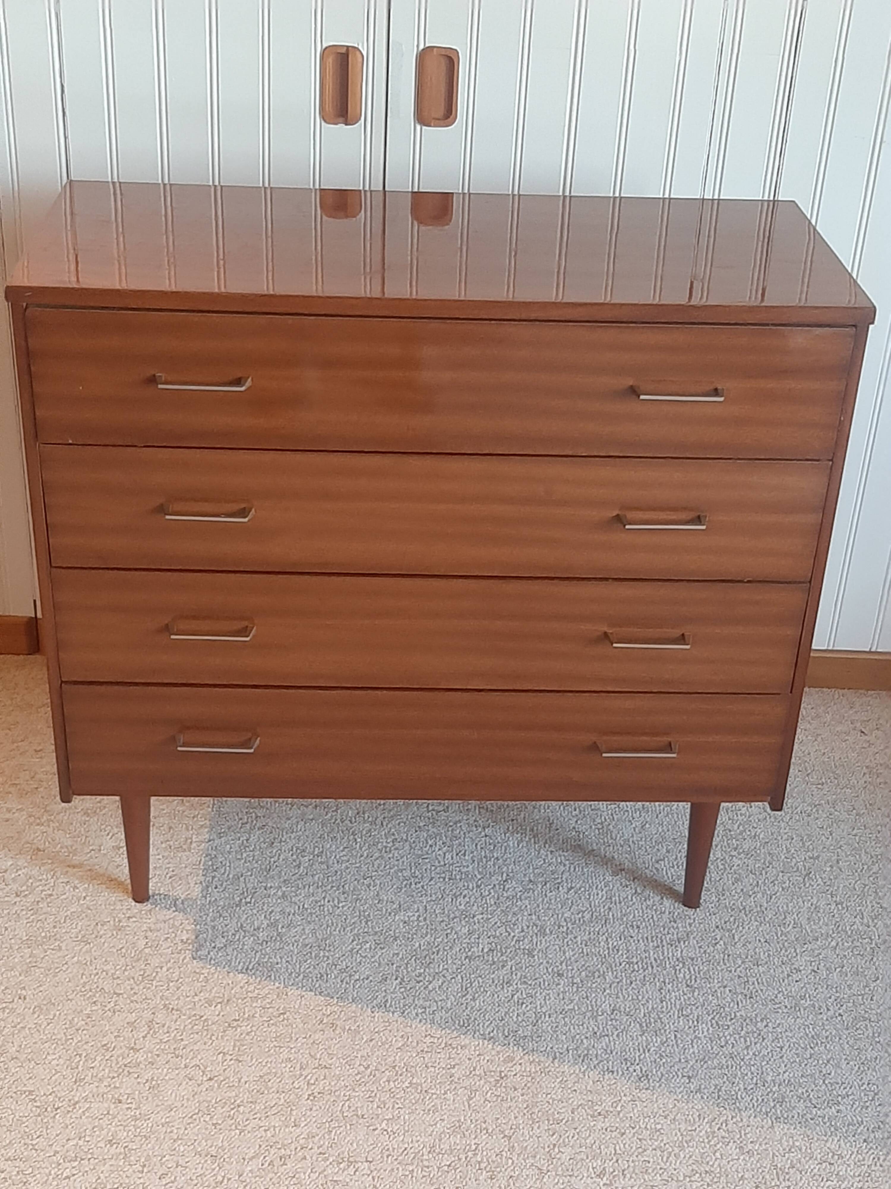 Commode en bois vernis, années 80