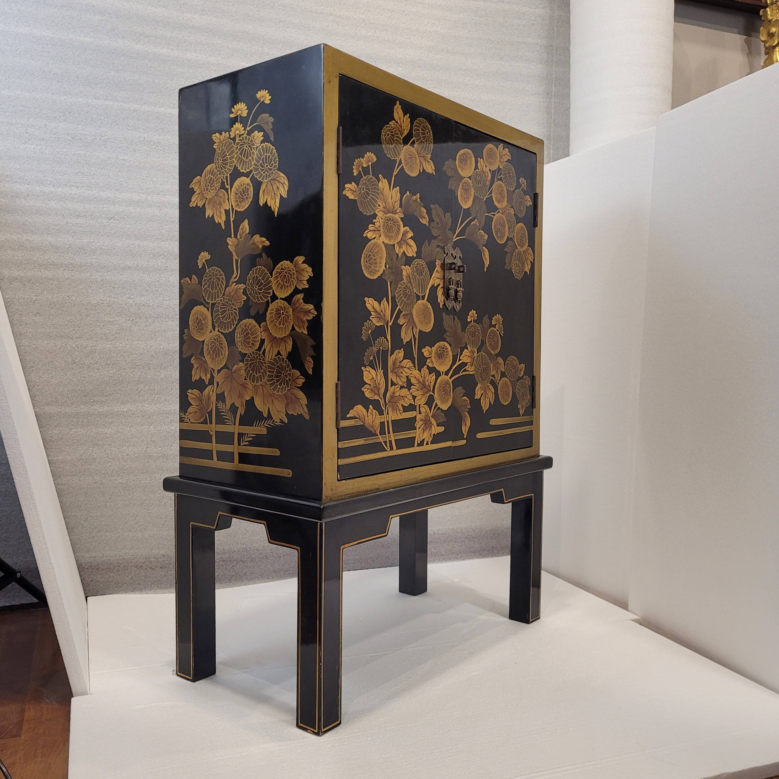 Cabinet “Crisantemos”, laca urushi-e, Showa period, s. XX – Japan