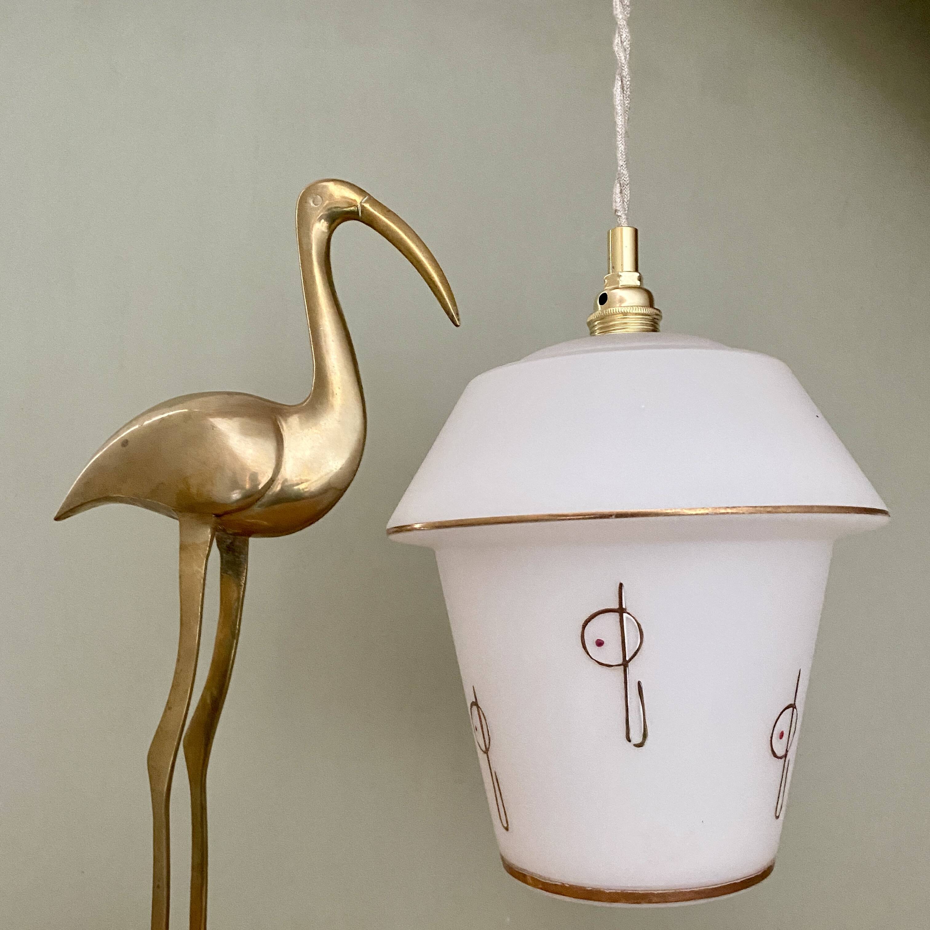Suspension globe vintage en opaline blanche à décor doré