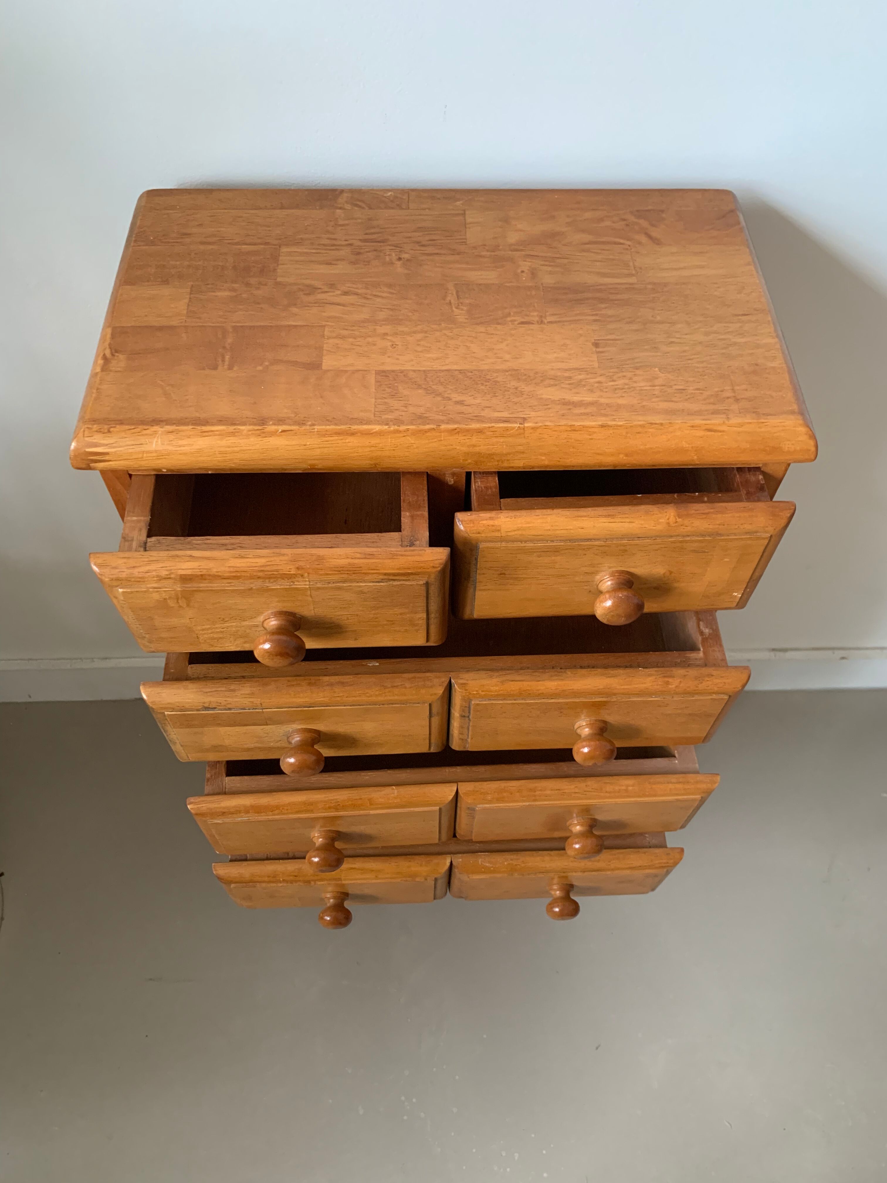 Drawer cabinet
