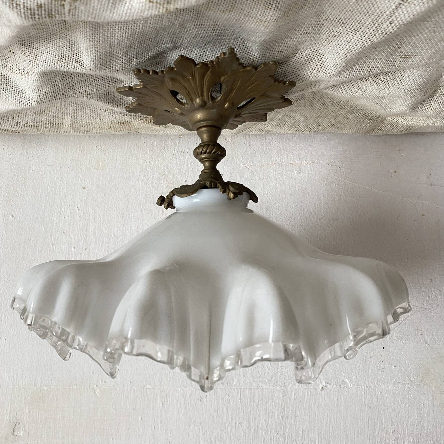 Ancien plafonnier opaline dentelée