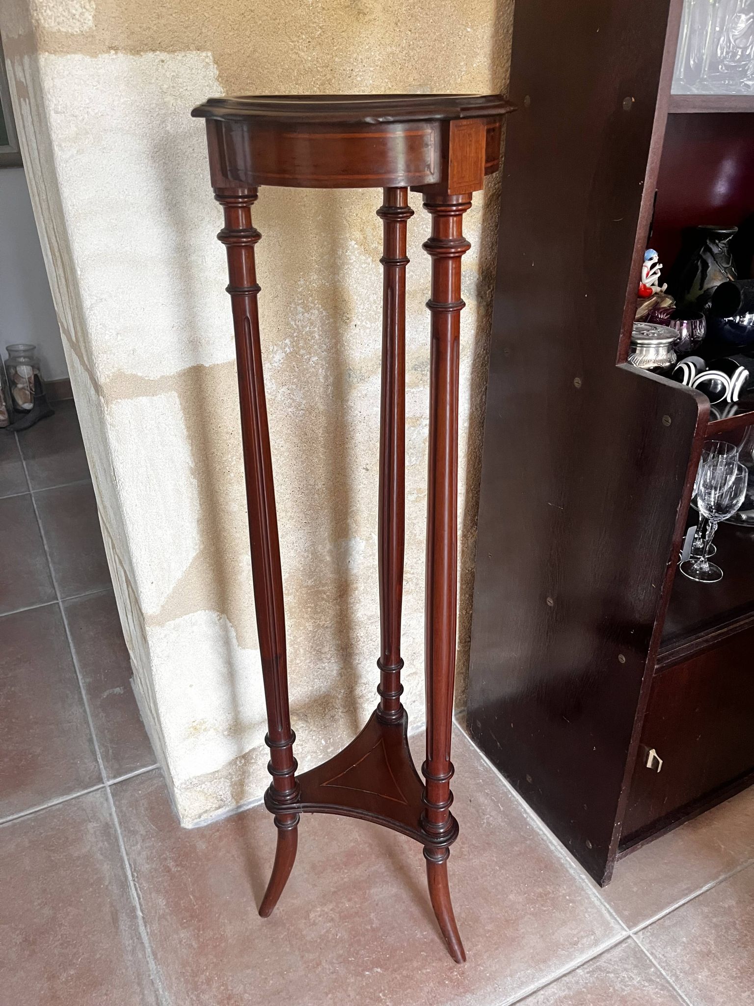 Side table / Pedestal table
