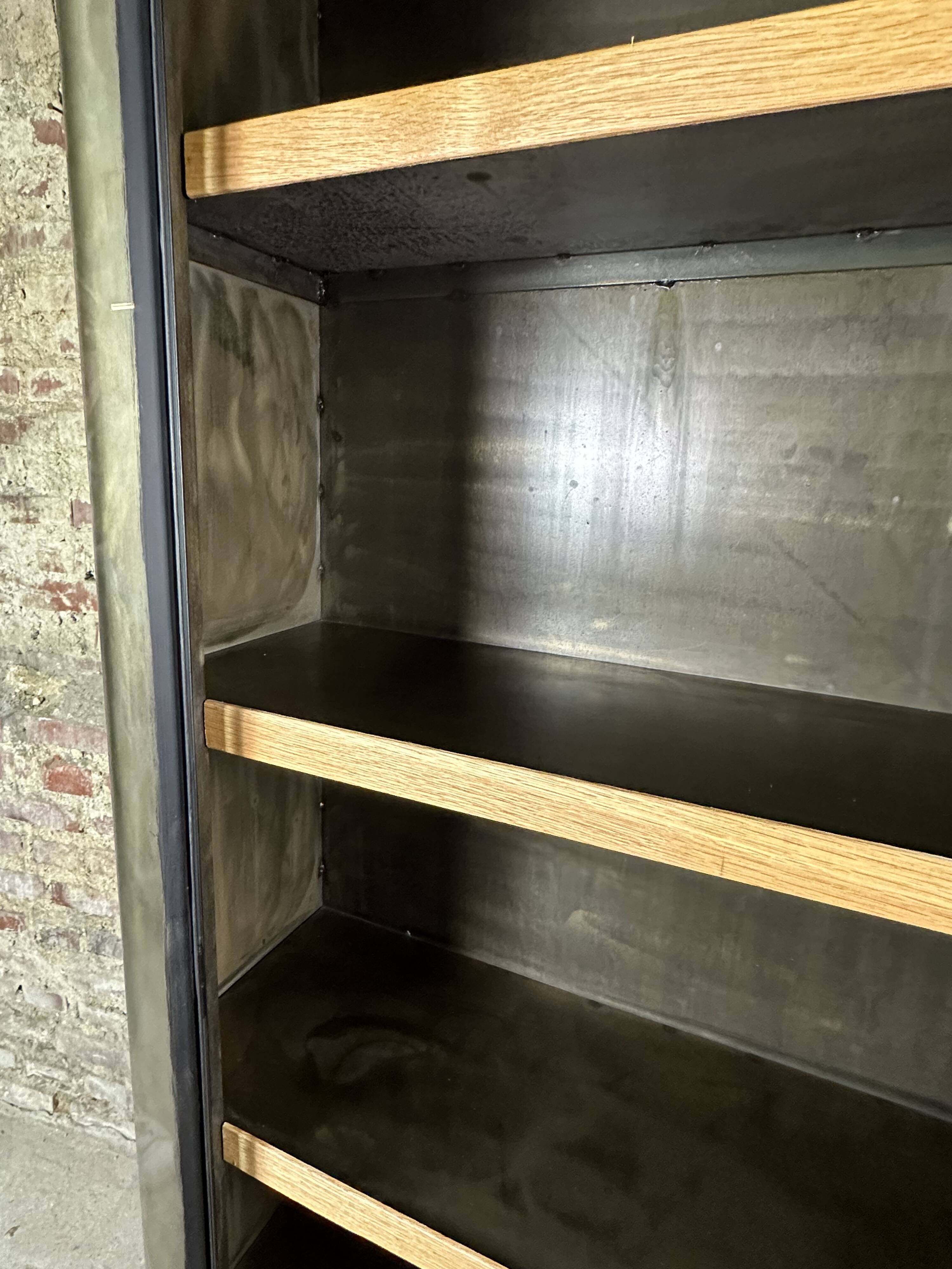 Bibliothèque /meuble de rangement en acier patiné et noire 1980