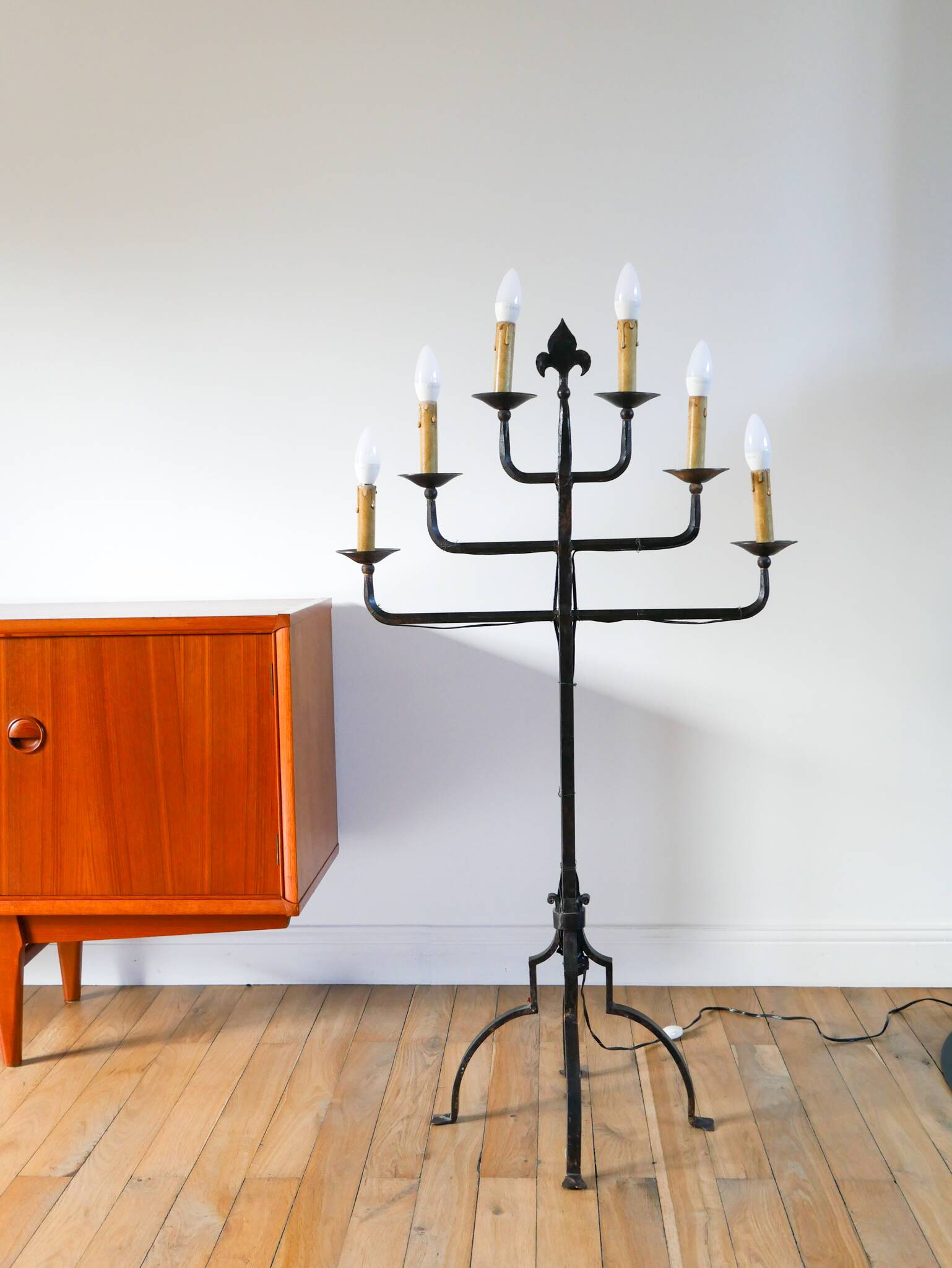 Grand Brutalist floor lamp in wrought iron, six lights, 1970.