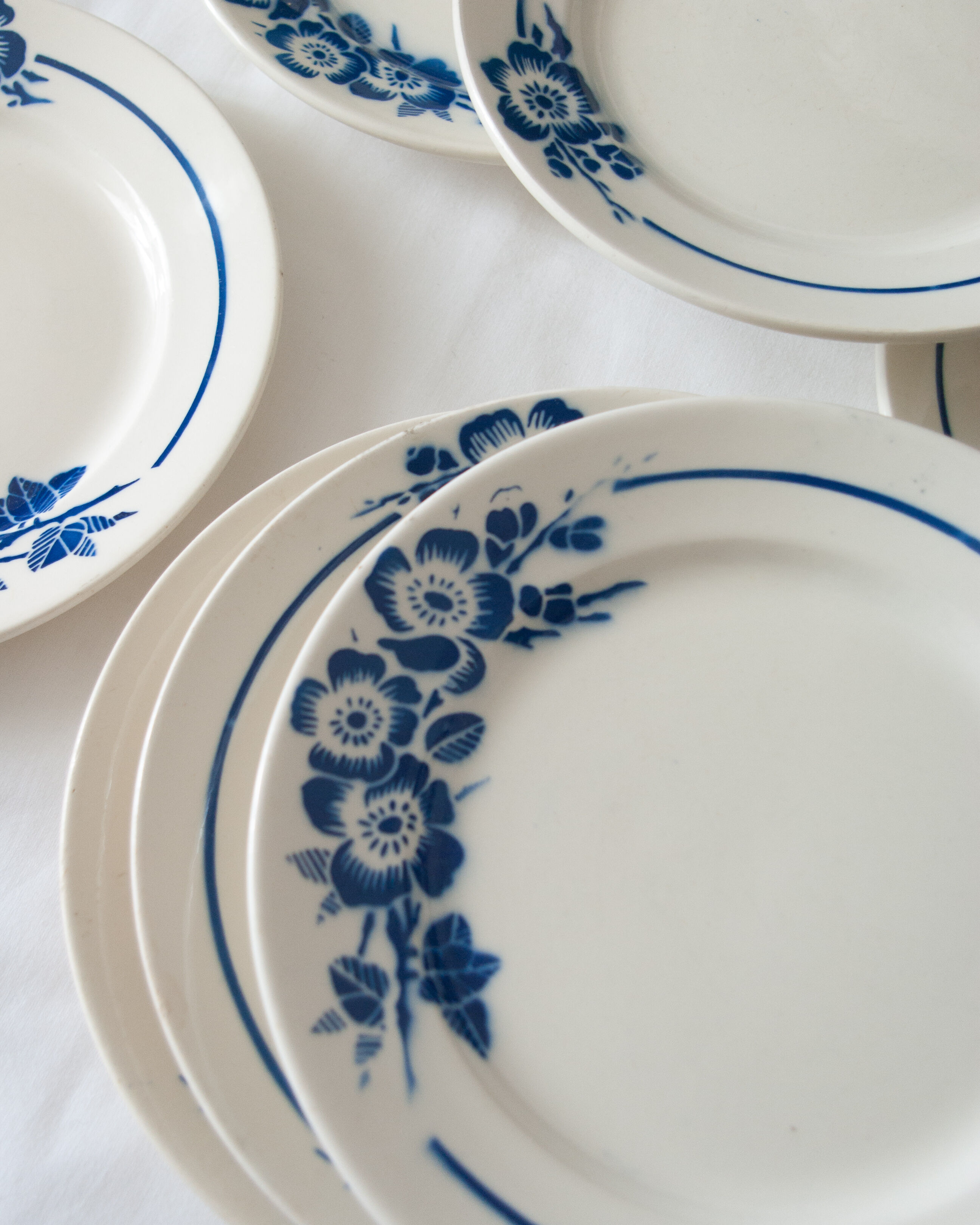 Old flat plates, blue décor, "Eglantines"