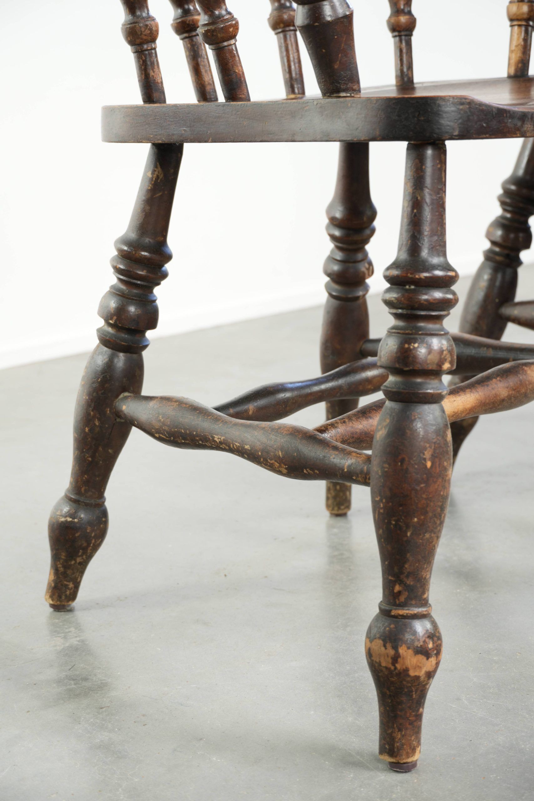 Set of two wooden English antique captain chairs from the late 19th century