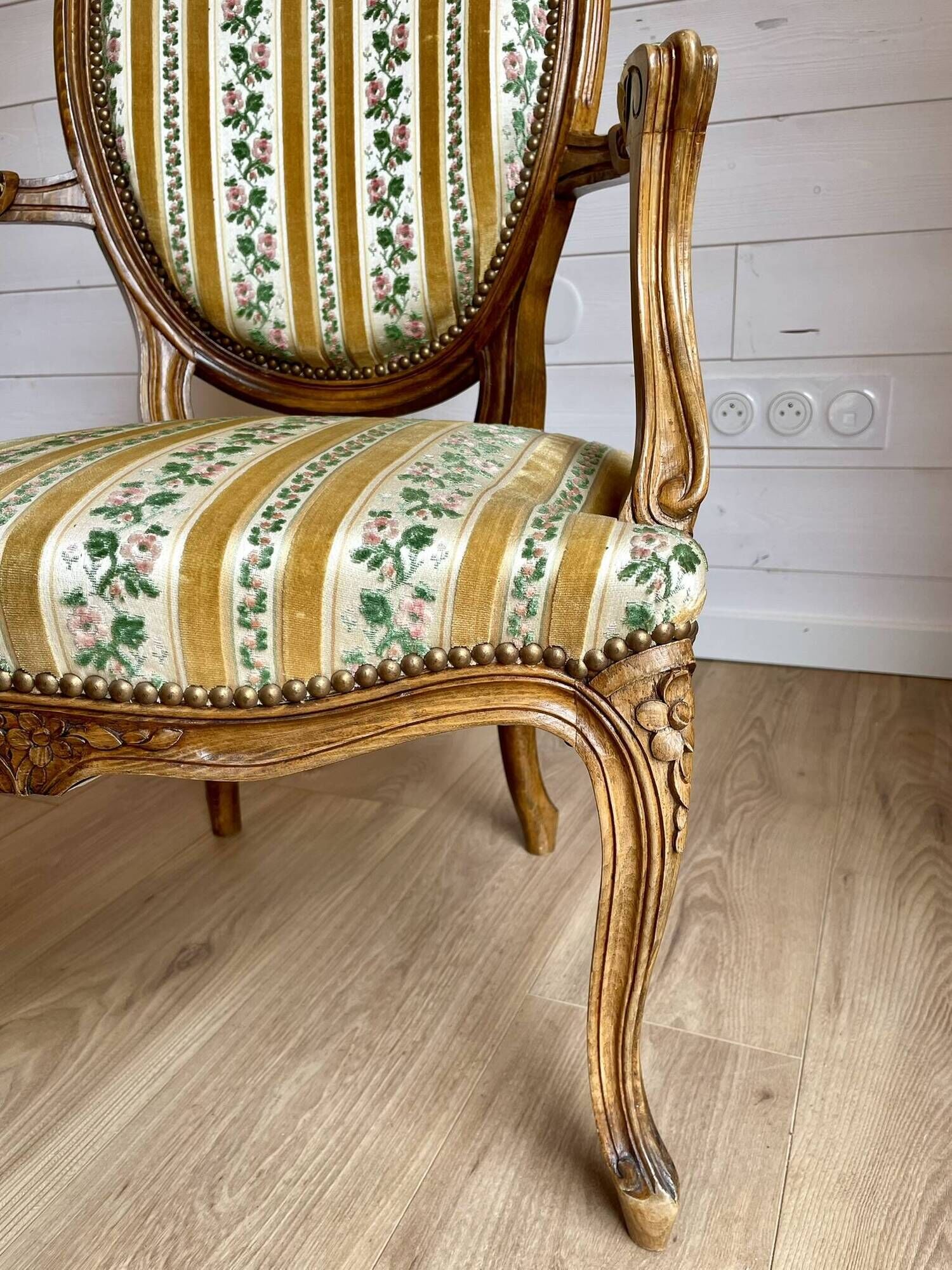 Vintage Louis XVI style medallion armchair – Carved wood and fabric