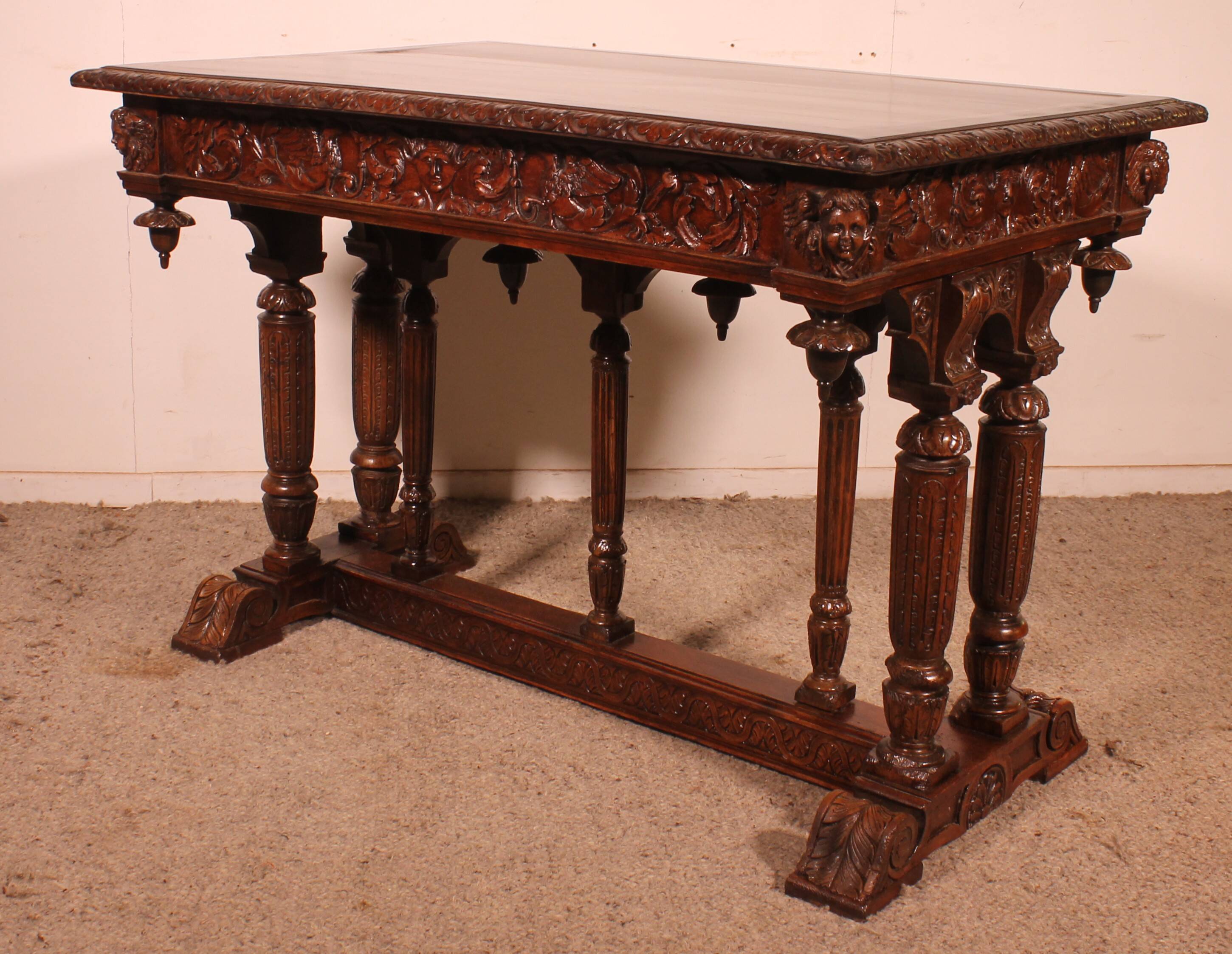 Table de milieu d'époque Renaissance en noyer