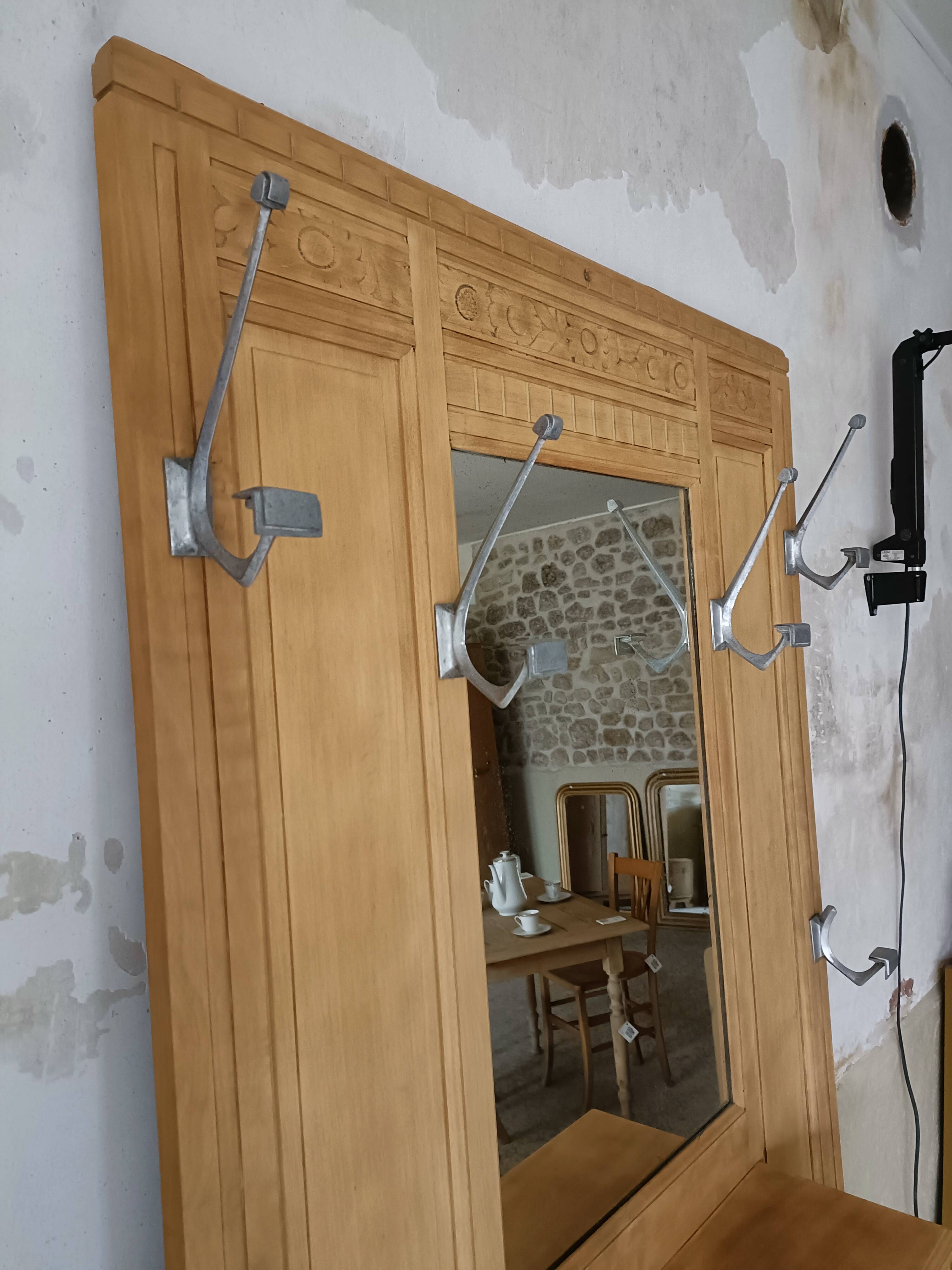 Entrance hall, renovated Art Deco coat rack