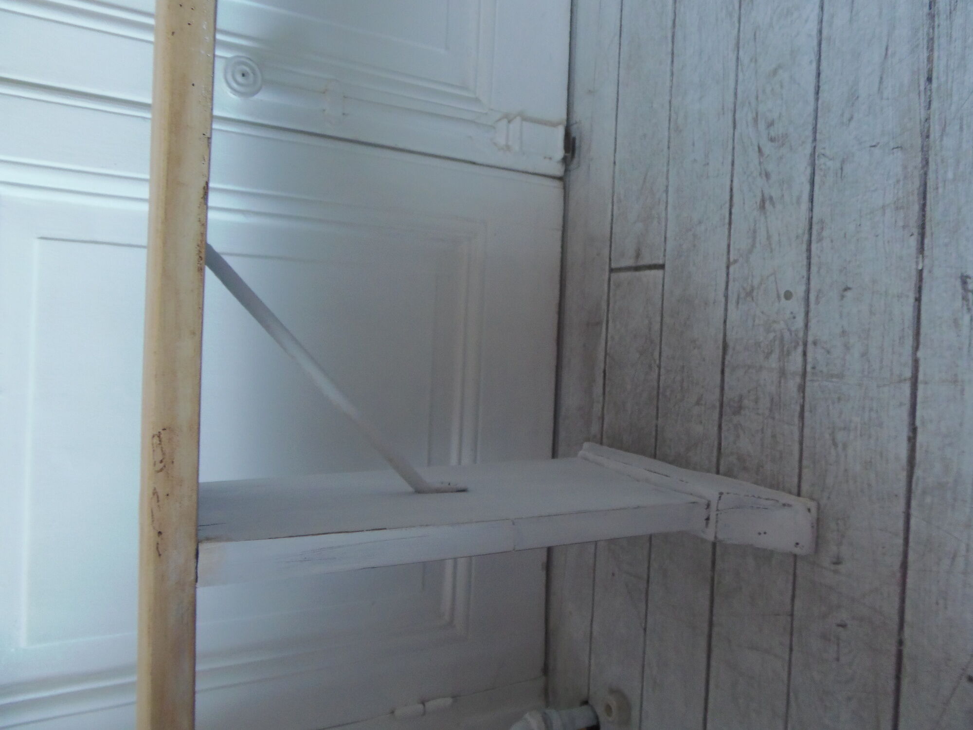 Farm bench, end of bed leg patinated pearl gray, wooden seat