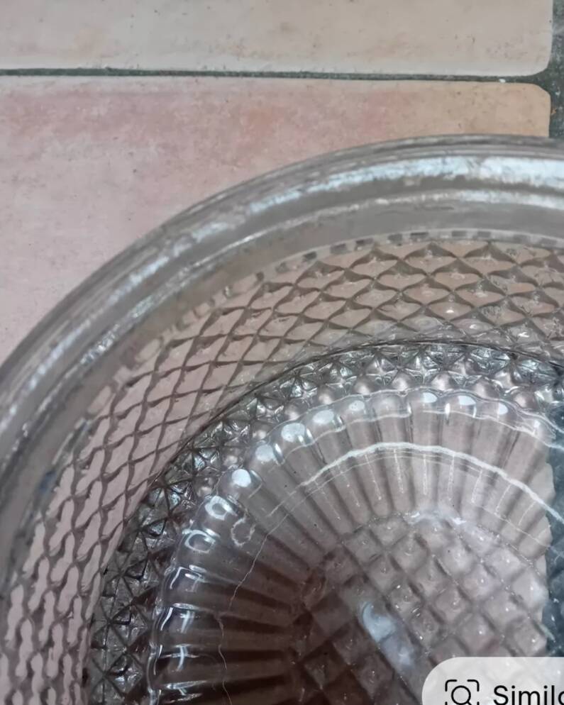 Vintage 20 cm sunflower glass ceiling light in very good condition.