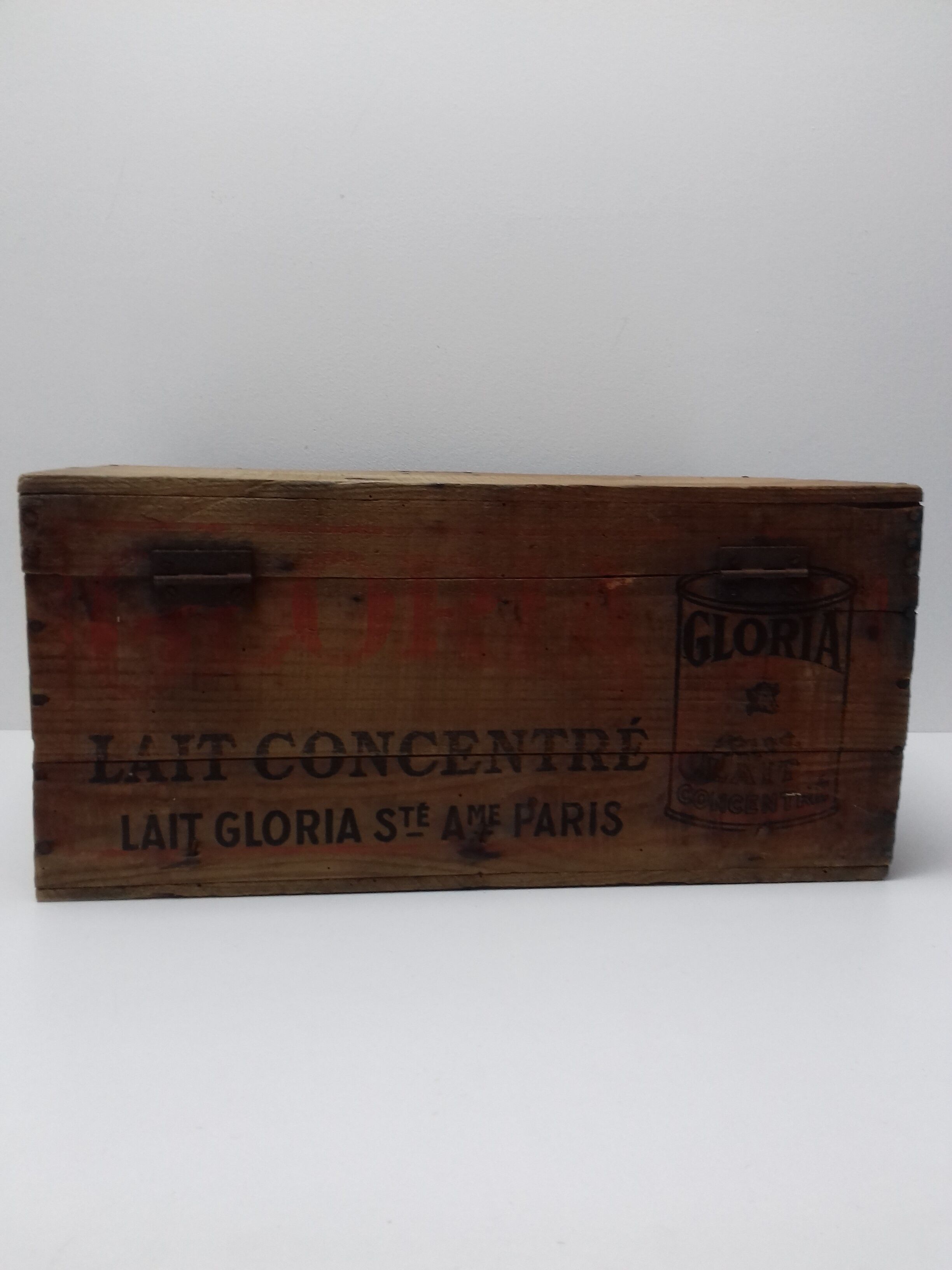 Old wooden box "regilait"