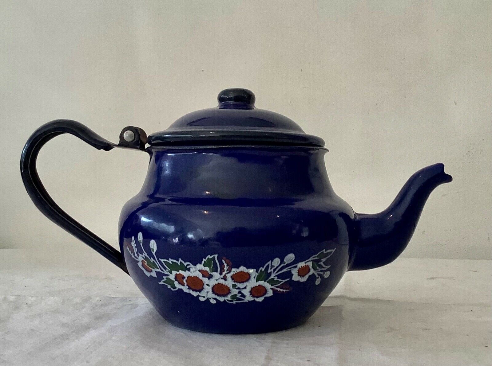 Vintage teapot 1950 in enamelled sheet metal