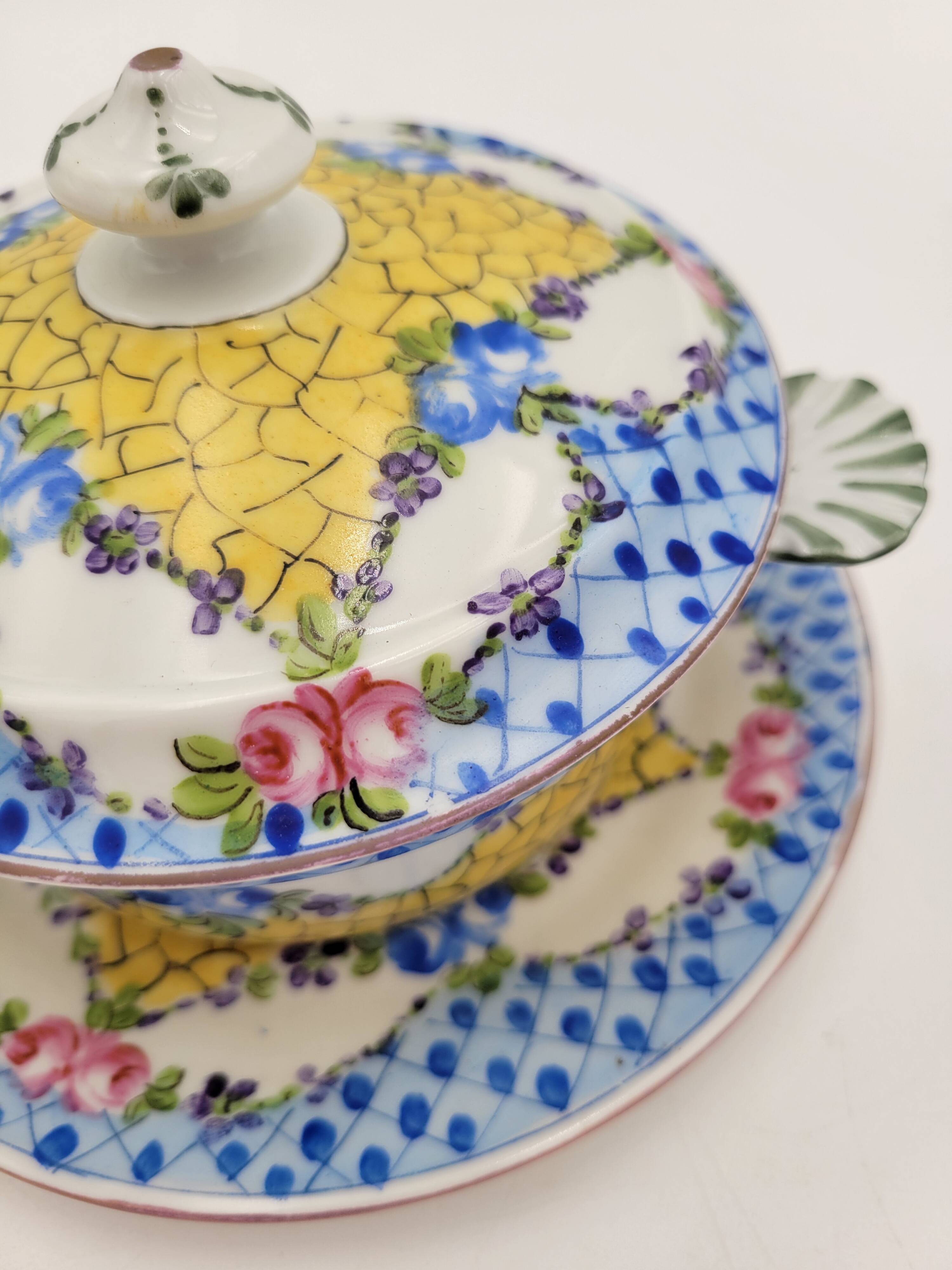 Bouillon and its porcelain display